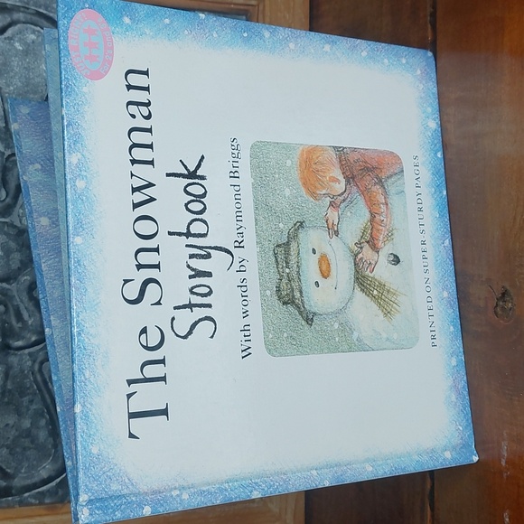 The snowman storybook by Raymond Briggs Children's Book - Picture 5 of 11